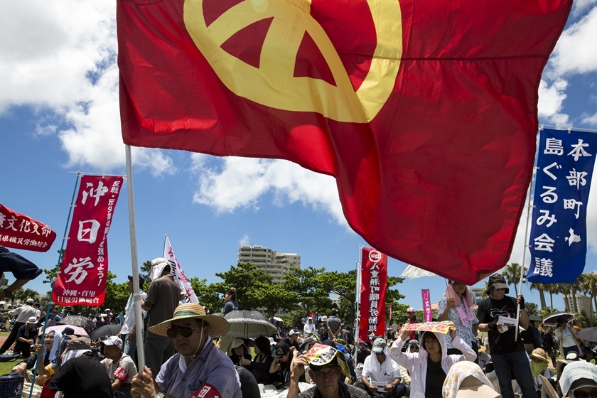 冲绳民众直击痛点！高市早苗只敢口头抗议
 
当地时间4日，冲绳那霸酒店曝出一桩命案，39岁的屋宜杏奈窒息身亡，警方抓获20岁驻冲绳美军陆战队员巴拉德，对方涉嫌强盗杀人。案件曝光后，瞬间点燃冲绳积攒多年的怒火。
 
以往美军在冲绳出事，老百姓上街游行抗议，到头来只换来日本政府几句口头抗议，美方简单道歉