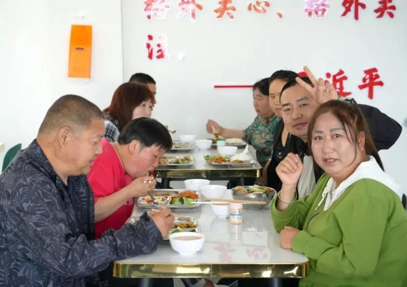 情暖赤诚【“这里，有一大家子”——成县残疾人日间照料中心点亮特殊群体...