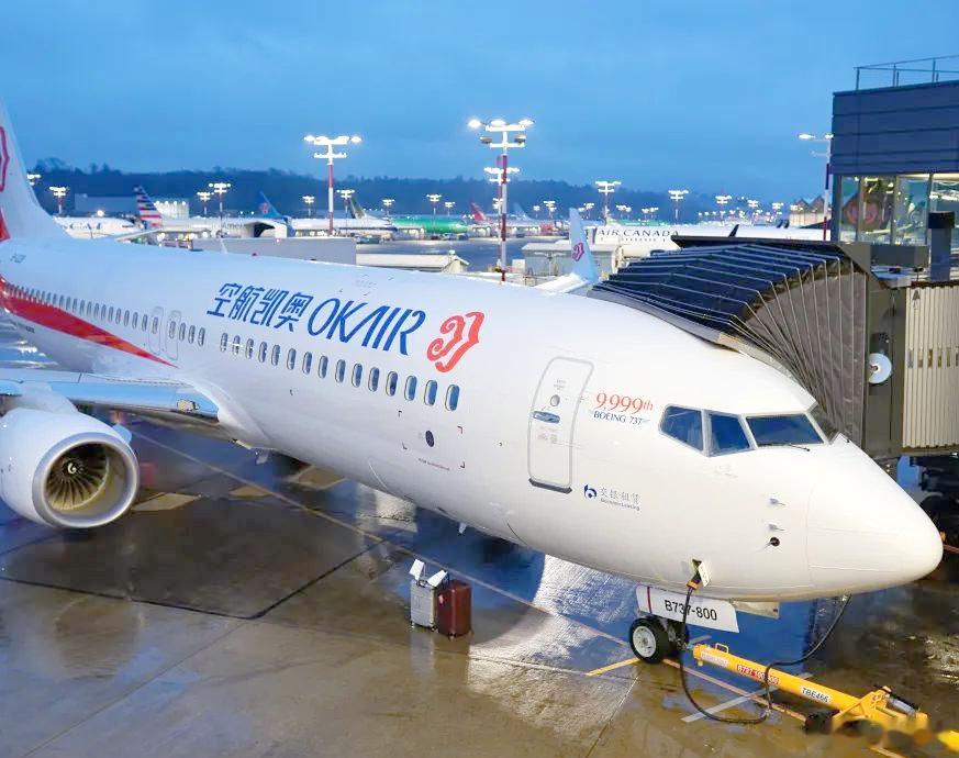 【国内首家民营航司奥凯航空，为何一步步走向没落】奥凯是国内首家民营航司，早年遭遇激烈股东内斗，曾被迫停航，埋下长期经营隐患。机队规划摇摆，双机型运营抬高成本。扎根天津，受北京两大机场分流，航线收益偏弱。叠加疫情冲击，飞机融资租赁租金压力巨大，债务持续累积。体量小、融资能力弱，在行 ​