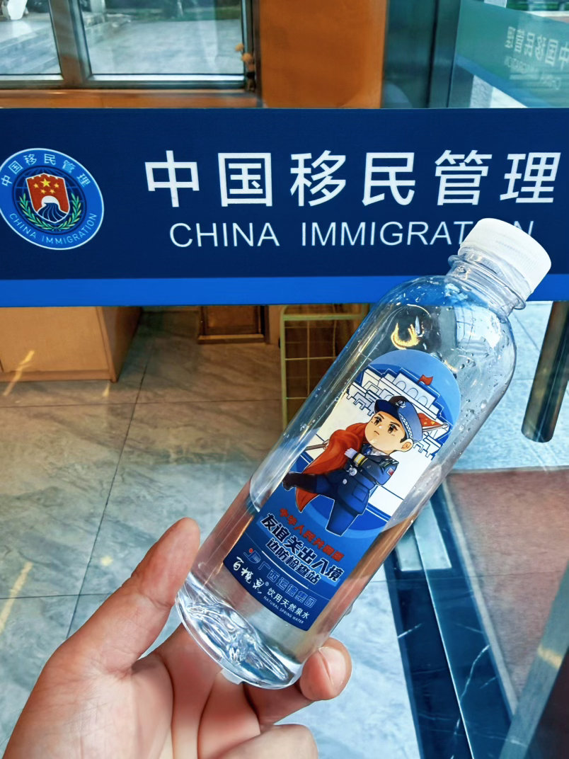 沿着边境看中国
原来也有别样景色.
国庆从国门经过
祖国生日快乐.
#国庆节##广西##我和我的祖国##边境之旅#  ​