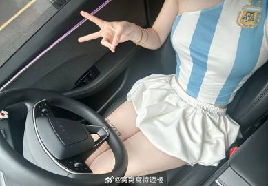 本人上班还看球 belike