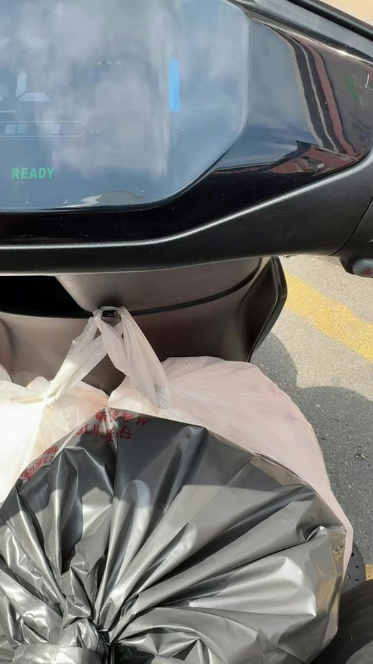 车尾贴着寻亲贴，奥迪带头扎进死胡同，害近百台车倒车9公里

挂着粤J2888T车牌的奥迪A4L在网上火了。这辆车被人围观，全因为那一连串让人冒冷汗的操作。

前些日子堵车，这位车主带头抄近道扎进死胡同。近百台跟着走的后车全被堵在窄道里，在烂路上一路倒车倒了9公里，才艰难退回主干道。

车主在网上自述