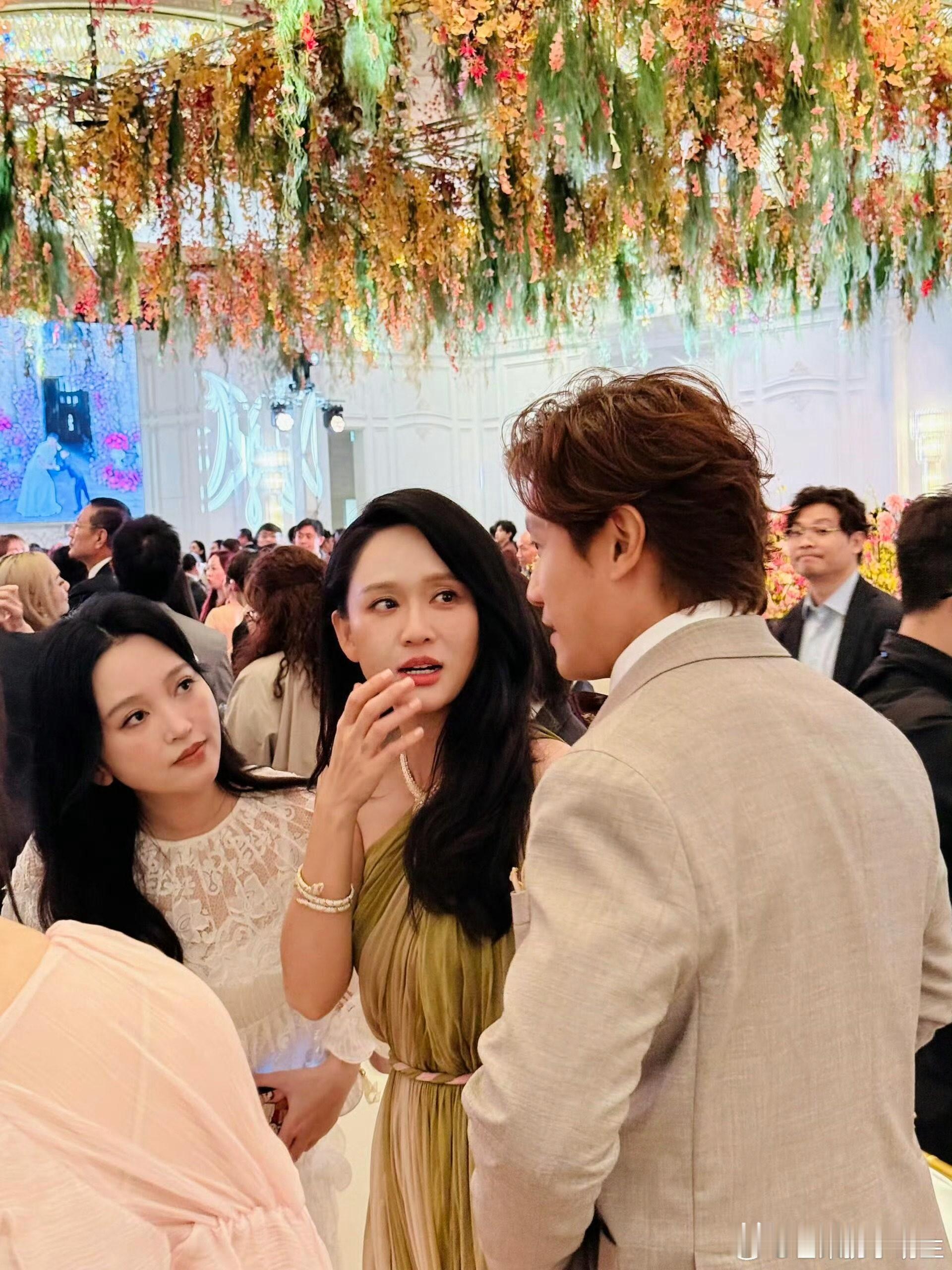 陈乔恩去了
金莎也去了
所以奚梦瑶何猷君答谢宴，所以就只有谢娜和晚晚没去。
陈乔恩嫁得是豪门，两人地位没有差距，金莎和奚梦瑶参加综艺相识，上海女孩相互吸引，所以就只有谢娜了。那你自己的工作，照顾三个孩子，搭理家中事务和经济，确实没有时间来维系关系，结过婚的应该都能理解。