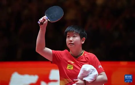 孙颖莎与大勒布伦罕见一起训练——把大布打的无奈的笑啦！

训练馆里的一次切磋，让球迷看到了正式比赛之外的孙颖莎，球台对面站着法国选手艾利克斯·勒布伦，也就是大家熟悉的大勒布伦。

据WTT世界乒联发布的训练花絮，两人在蒙彼利埃进行对练，官方把这次交流称为“以球会友”，大布在切磋中露出的笑容，也成了媒
