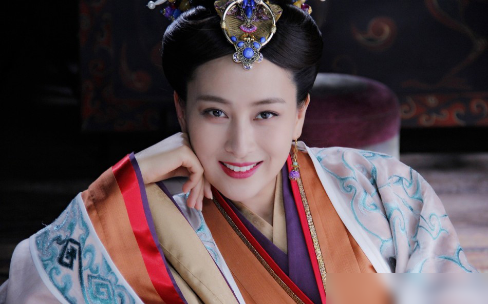 马苏凉了，真不冤。当年《芈月传》她那个魏夫人，眼睛瞪得溜圆，劲儿全使在脸皮上。反观孙俪，郑晓龙原话：戏骨通了，早过了靠意志力死撑的阶段。差距不在演技，在活儿怎么干。孙俪的剧本你翻过没？密密麻麻全是批注，台词情绪妆容，一个细节能跟你抠半天。刘涛靠贤妻人设续命，孙俪靠的是不轧戏、死磕角色的职业洁癖。接《