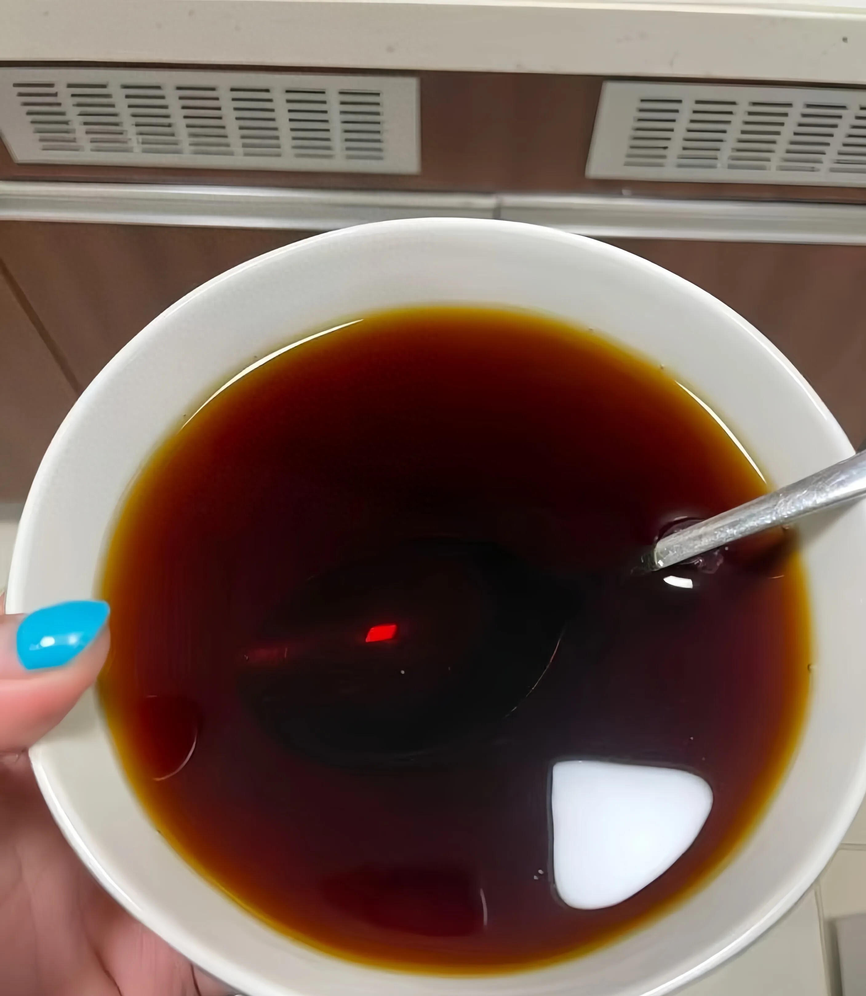 喉咙糊了三天，三锅水灌下去，老痰自己往外走
周五夜里，我嗓子眼像塞了半干的浆糊。