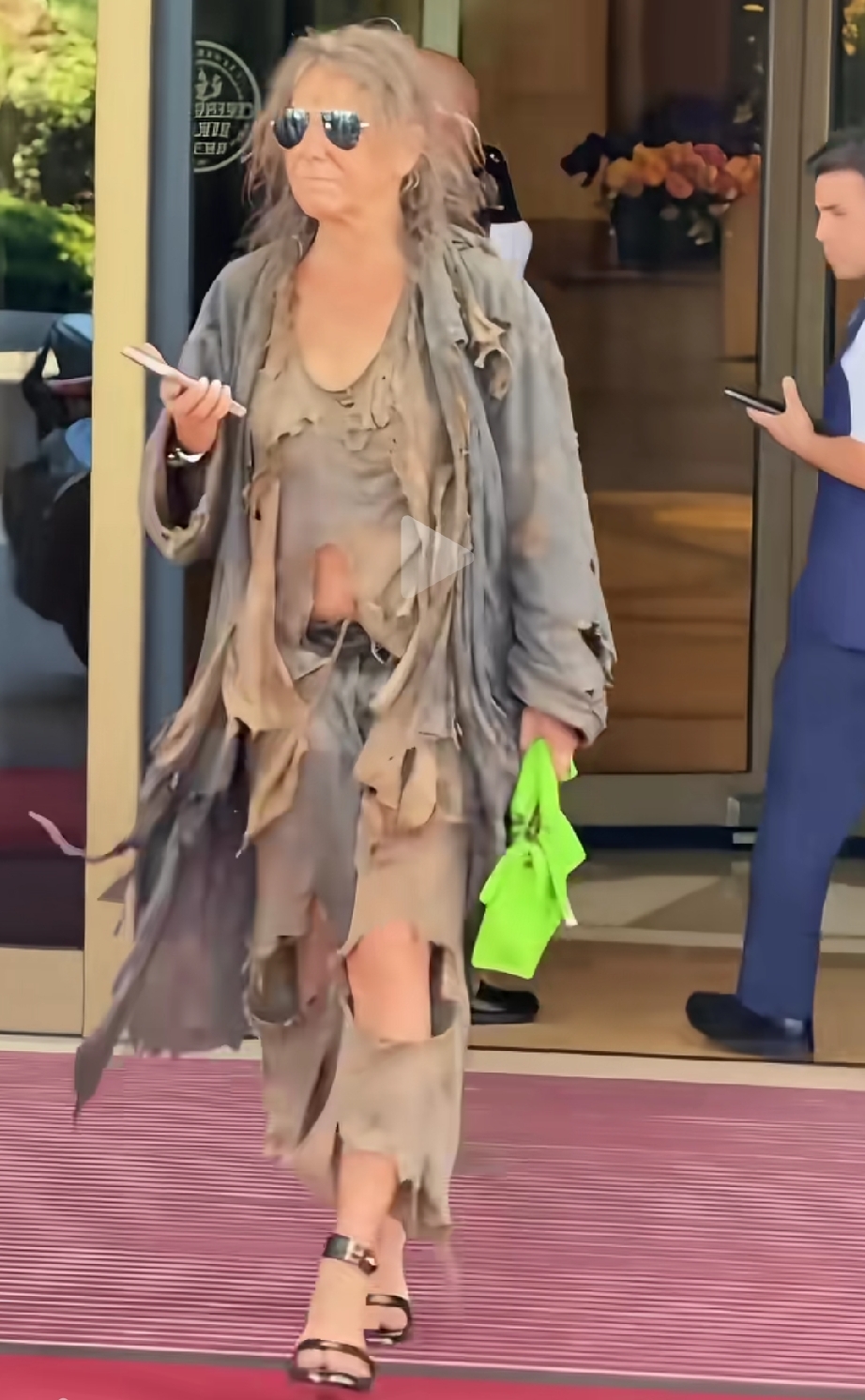 如果马云穿上这身衣服
你不会说马云穷
因为大家都知道马云是富豪
但是如果是普通人
