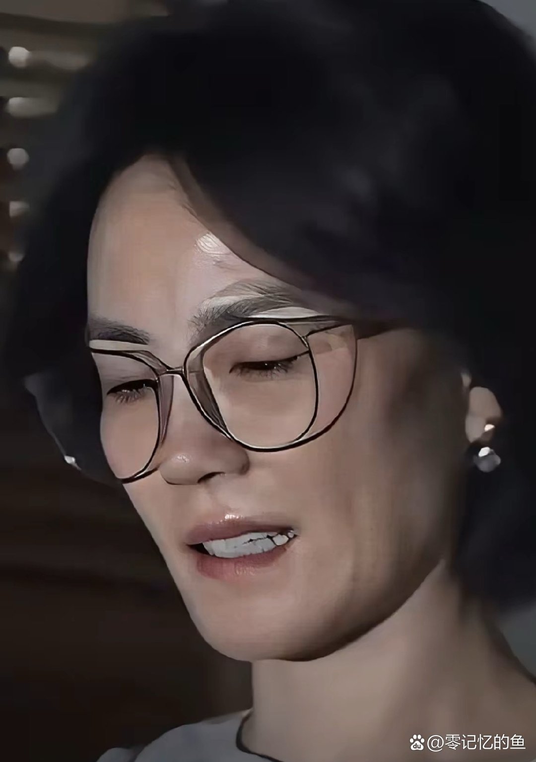 王菲的嘴咋也有点歪了呢？ ​