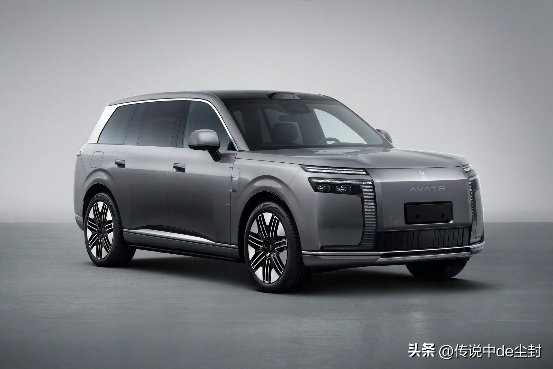 阿维塔9系证件照公布。

命名为阿维塔T09。
车身尺寸：5285mm、2025mm、1810/1820mm，轴距3150mm。

插电式混合动力，有1.5T和2.0T两种动力版本，分别对应两电机和三电机，整备质量分别为2880kg/2968kg和3035kg。

就外观来看，与现有的阿维塔车型的风