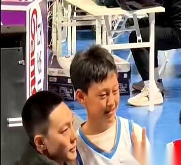 广东男篮胡明轩家里，藏着一个“小胡明轩”。 他爸胡建顺，手机相册一划拉...