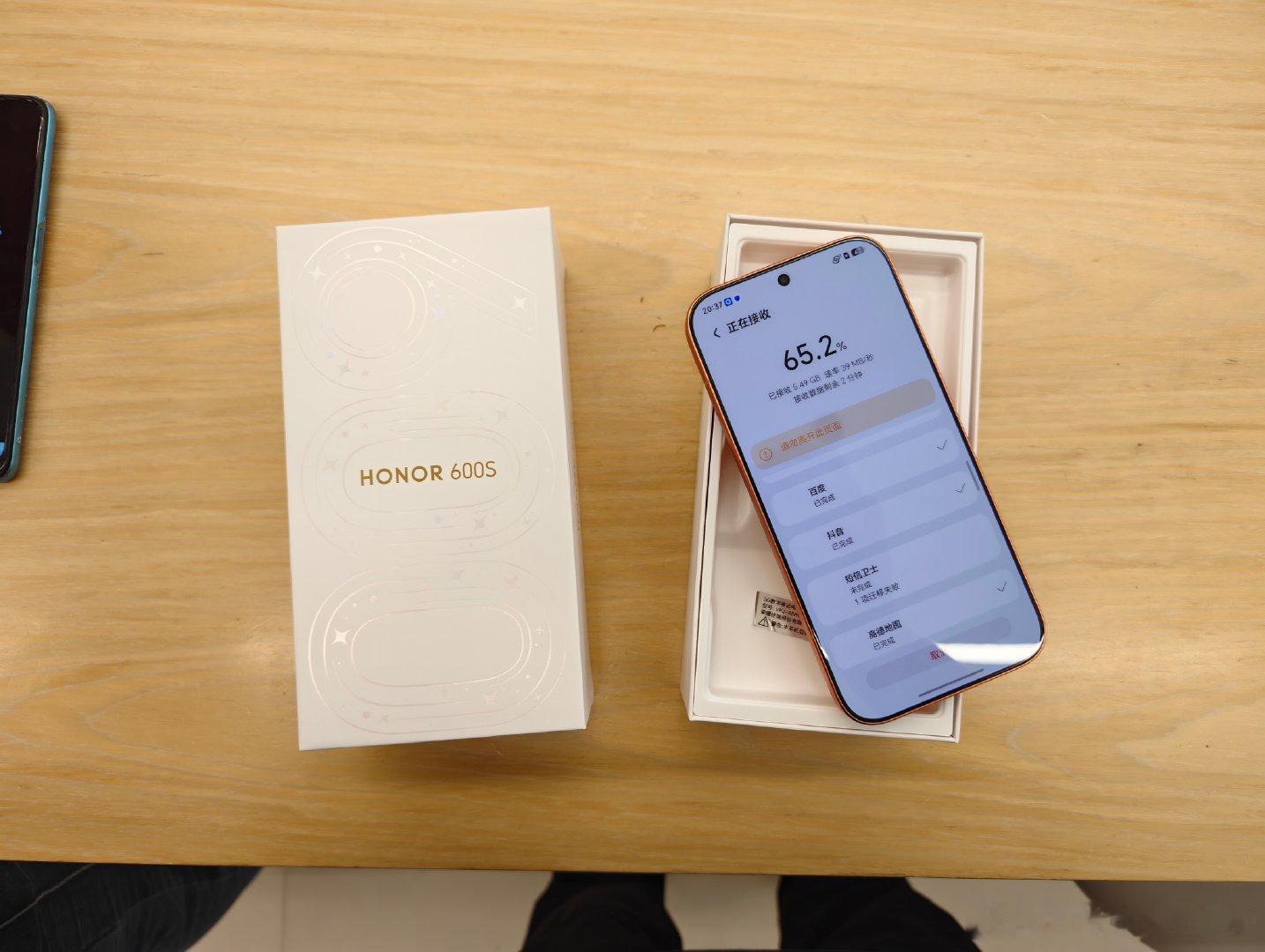 晚场
​荣耀600S 元气橙走单
​​感谢小姐姐支持，㊗️用机愉快
#荣耀Robotphone
#荣耀Magic9
#我的人生电影正上映
#荣耀未来导演计划
#如皋万都荣耀体验店  ​