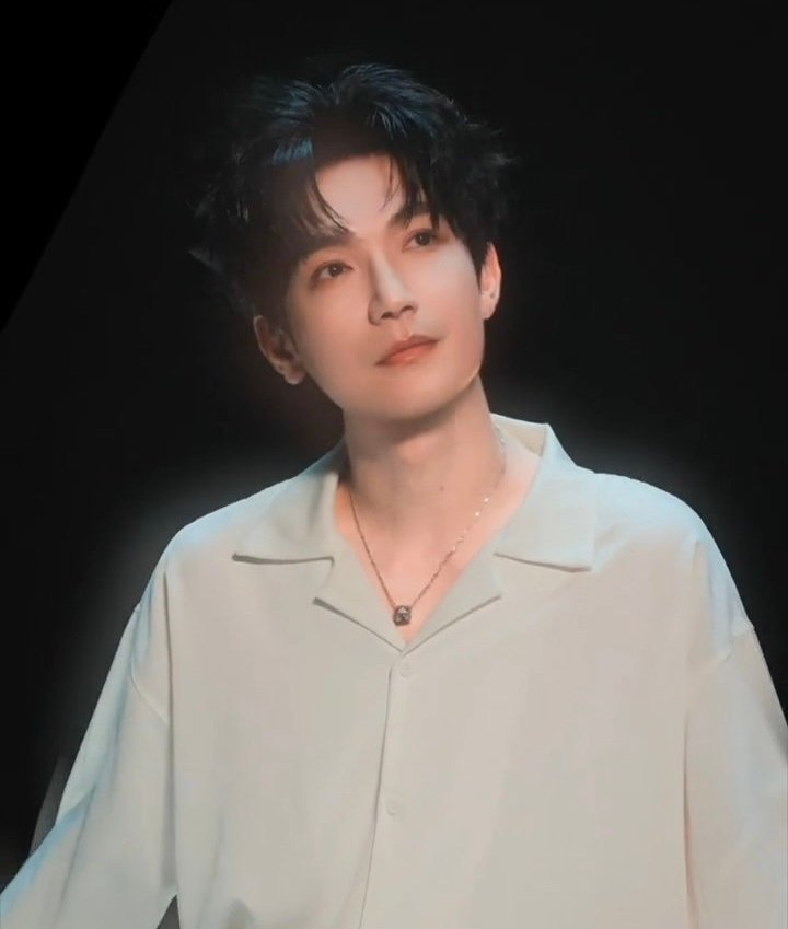 这种垂感衬衫也太适合陈楚生了 ​