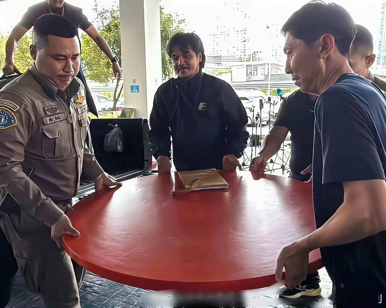 #泰国警方没收僧侣情事餐桌#这桌子真可怜啊……最后无辜躺枪……[doge] ​