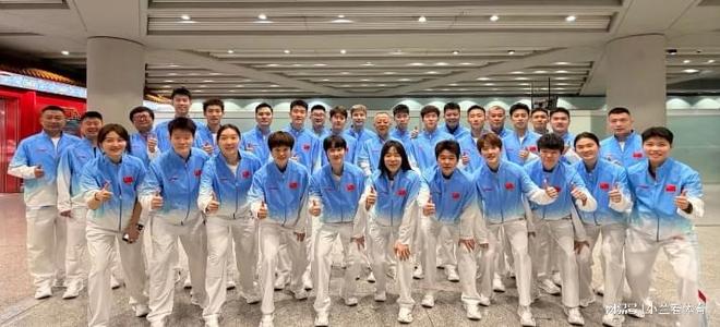 今天名古屋亚运会羽毛球赛场的两大看点：
一是国羽女团能否夺回失去两届的冠军？
二是国羽男团能否实现亚运会男团
“三连冠”？
谁能想到，一直足够强大的国羽女团居然连续两届亚运会都丢掉了冠军，2018雅加达亚运会输给了日本，2023杭州亚运会在家门口输给了韩国，今天国羽女团又一次站在了亚运会女团决赛的赛