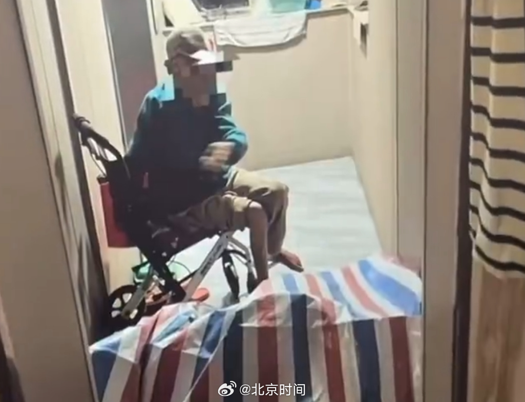 【#居委会回应9旬老人住楼道10个月#】#律师谈9旬老人住楼道10个月# 近日，上海一名90岁老母亲，被大女儿拦在家门外，在楼道电梯间住了近一年，晚上吃喝拉撒睡全在公共区域。事件一经报道引发网友热议，相关话题登顶微博热搜榜。
10月23日，北京时间记者致电老人所在的上海市长宁区新泾五村社区居委会。 ​