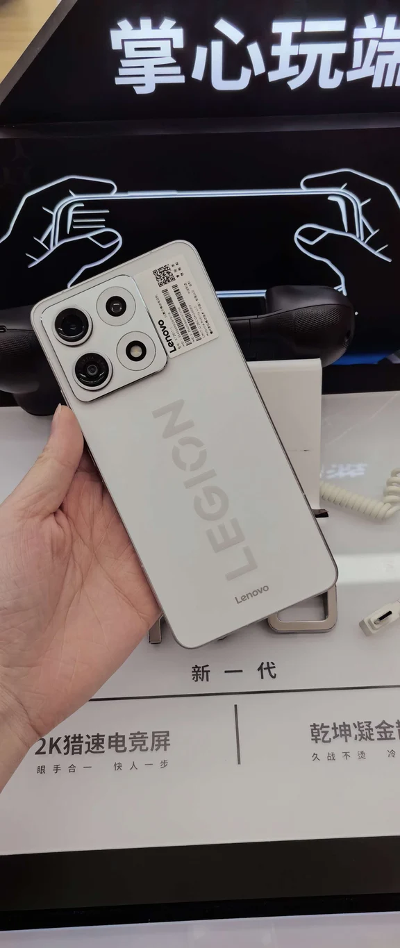 拯救者 Y70 白色款｜游戏手机颜值天花板？