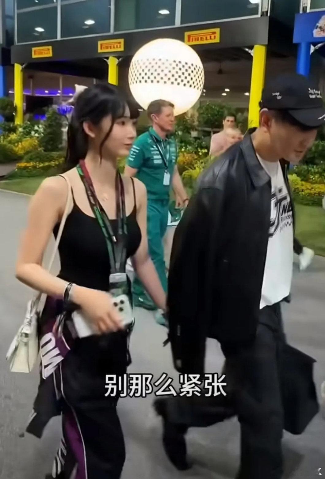 10月12日，林俊杰携手23岁女友七七首次大方直面媒体镜头，七七因不习惯被镜头包围下意识抬手挡脸，林俊杰发觉立马侧头低声说“别紧张，不要害羞”，全程笑容满面 ​