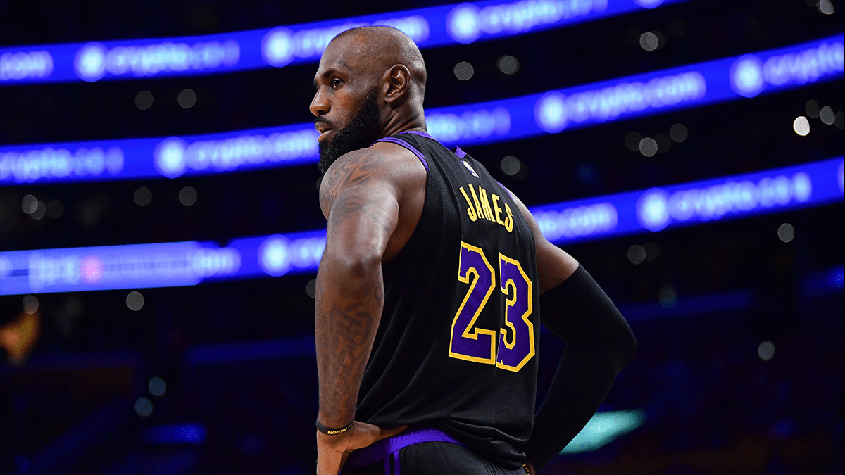 #NBA[超话]#扎心吐槽！阿里纳斯：詹姆斯一走，湖人季票要便宜了
 
前球星阿里纳斯语出惊人，吐槽随着詹姆斯离开湖人，球队新赛季季票价格将会大幅下跌，直言行情会跌到尼克·杨、萨克雷时期的水平。
 
他还类比自己生涯末期，认为詹姆斯后期在湖人甘愿充当第三选择，只是想证明自己。上赛季詹姆斯依旧保 ​