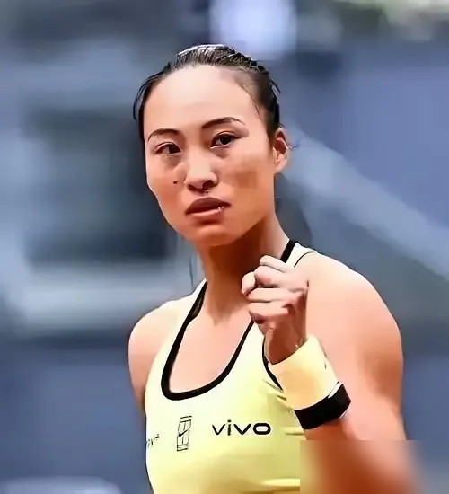 别给郑钦文喊冤了，美网外卡的底牌，压根就不看你如今打球有多牛！
翻开美国网协的规矩，这入场券分明就是门生意，名额必须先紧着美国自家人，搞个内部挑战赛，肥水死活不流外人田。
剩下的怎么分？纯看流量和人情，像瓦林卡这种传奇老将，哪怕体力跟不上了，只要名字能卖门票，外卡直接双手奉上，你状态再火热，没商