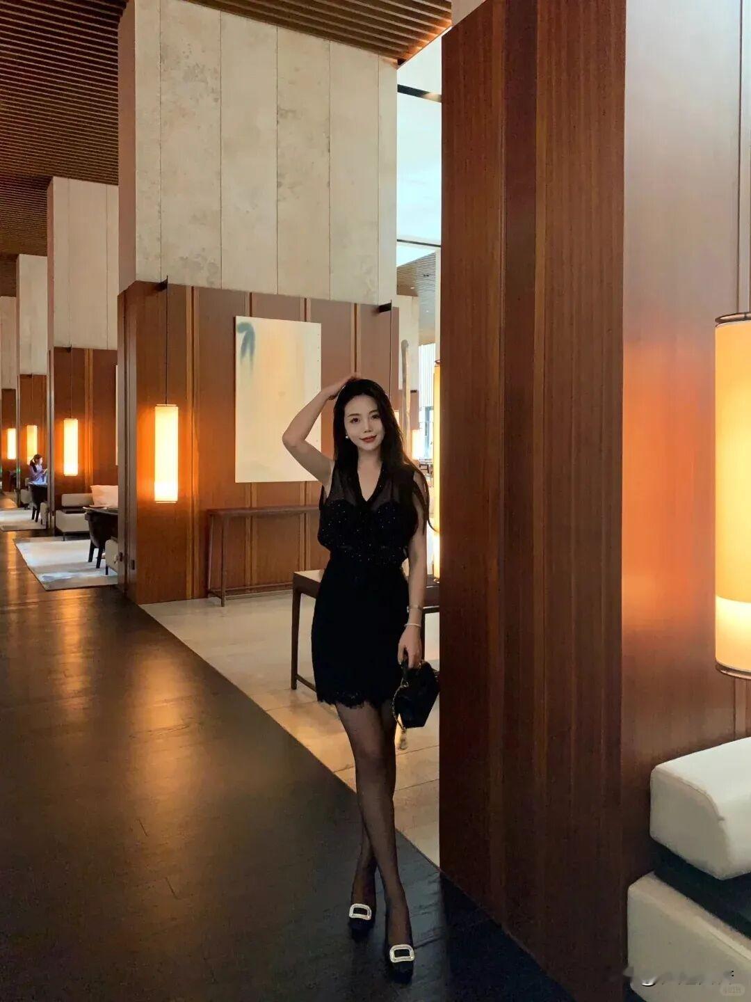 优雅黑裙，尽显迷人魅力