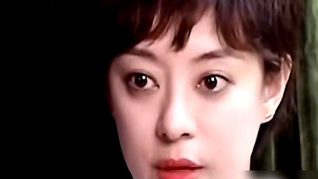 孙俪家这俩孩子，性格简直是两个极端。女儿小花堪称邓超的

“黑粉头子”，老爸换身衣服，她当场补刀“爸爸你好土”；邓超练台词

，她直接嫌弃“别念了，难听”。搞得邓超现在跟女儿对话，都得

先过遍脑子。

反观儿子等等，活脱脱是贴心小棉袄。孙俪

嗓子哑了，他默默递水；邓超出差，他偷偷塞纸条写“爸爸加