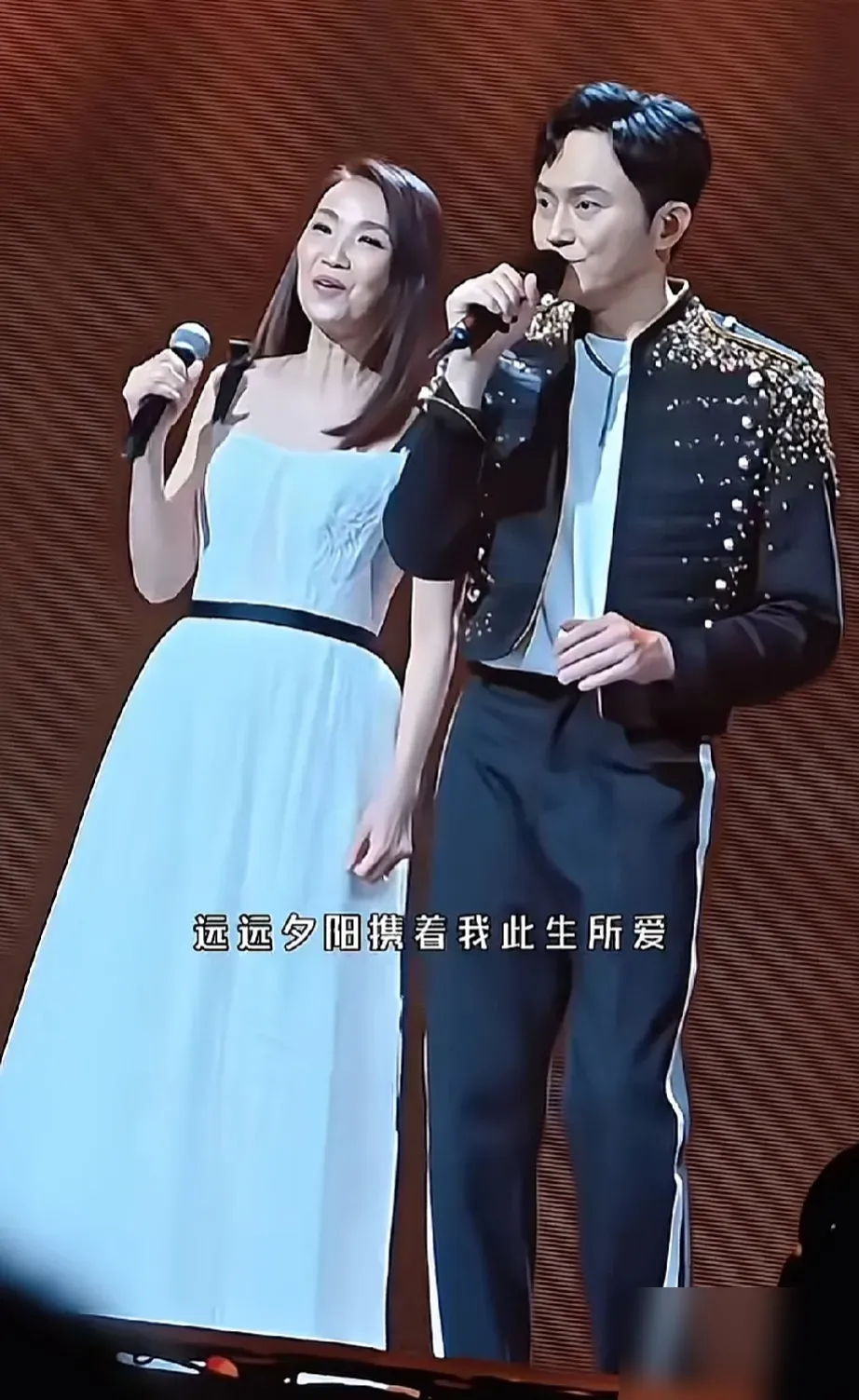 33年后再同台，全程零对视，他们为何唱哭全场观众。


张本智和的实力是否被低估 张智霖和前女友同台 10月24号晚，地点是在佛山。张智霖的演唱会上，许秋怡以嘉宾的身份登台，两个人一起合唱了《片片枫叶情》，全场都跟着一起唱。他们俩几乎没怎么对视，也没有牵手，可台下不少人却听得眼睛发酸。