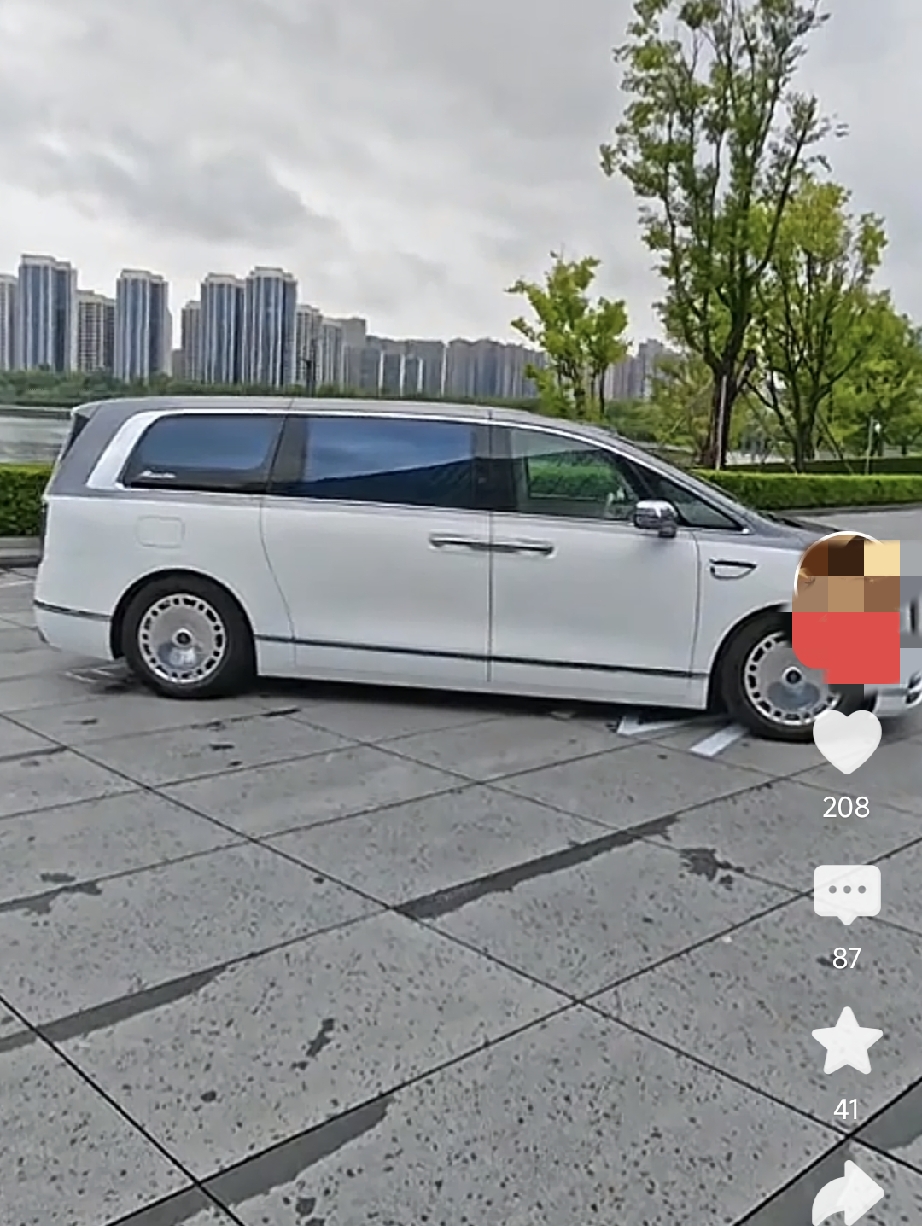 江淮汽车尊界V800制动踏板支架被踩断裂这事儿看上去挺奇怪！

按理说，制动踏板支架被踩断裂，在江淮汽车S800、v680上都没有出现，为何偏偏在v800上出现呢？江淮汽车没道理在不同车型上在制动踏板支架上差别对待，即使差别对待，身为豪车的v800理应用更好的配件才对。

但是懂车帝对三辆v800的
