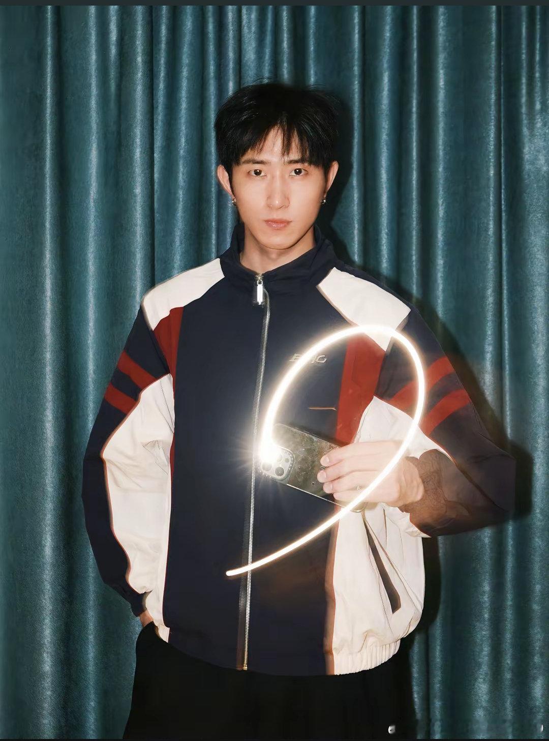 #王凯沐# 💙#王凯沐叶云程# 
 
撞色运动外套复刻复古少年感✨，光绘爱心浪漫巧思，胶片颗粒加持，王凯沐松弛出镜，帅气又鲜活。​