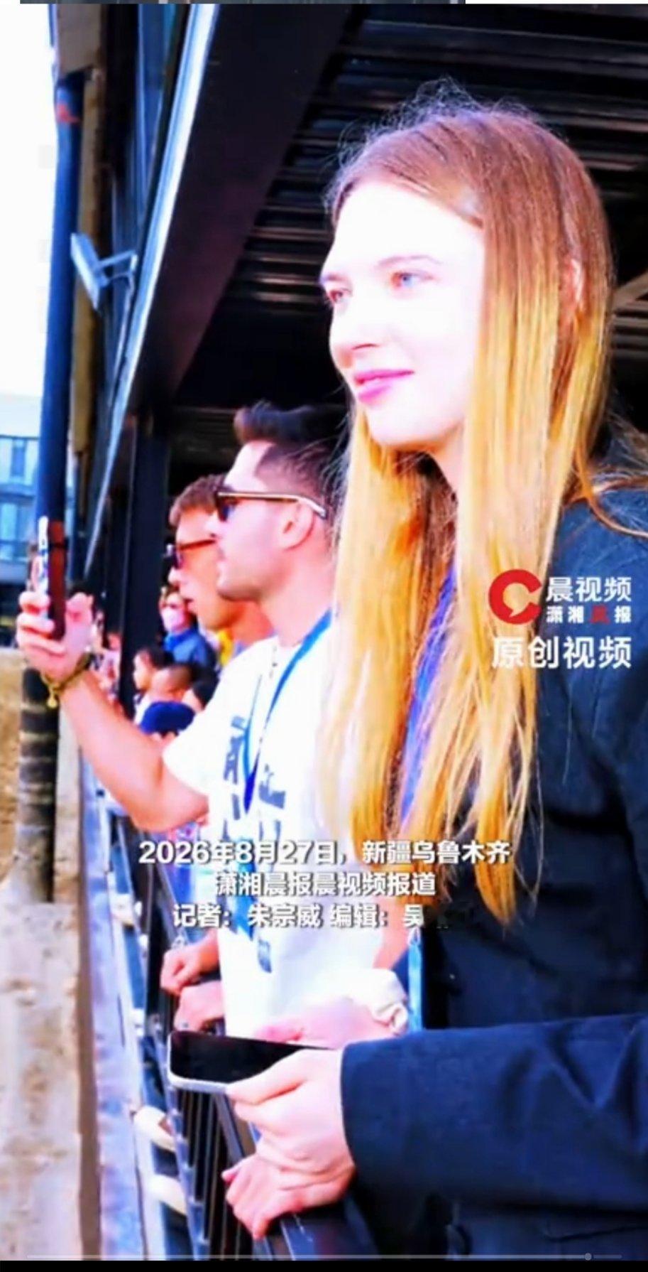 8月27日，潇湘晨报晨视频报道，正在参与2026“中国有约·相约新疆”活动的国际媒体采访团走进新疆古生态园，原本身姿矫健的汗血宝马驰骋过后直接满地打滚撒欢，反差感极强的画面把在场外籍记者当场看呆，不少人表示根本拍不够。 ​