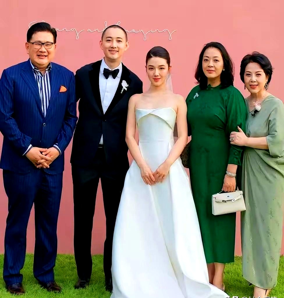 曹可凡带妻子现身一场草坪婚礼，给关门弟子沈寺良送嫁，不少老观众这才反应过来，这位新娘正是《老娘舅》里美娟嬢嬢的亲女儿
 

南加大本科、哥大硕士毕业，不仅主持过上海电影节红毯，还在电视剧《繁花》里露过脸，顶着大牌主持人的招牌和星二代的光环，换作别人早就在台前把光环吃干抹净，她却偏偏转头扎进幕后去做短