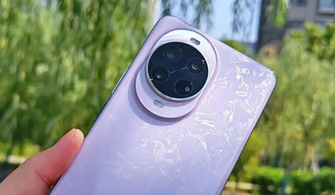 奉劝各位月入5000的朋友，看见别人都在排队买华为Mate80，所以心...