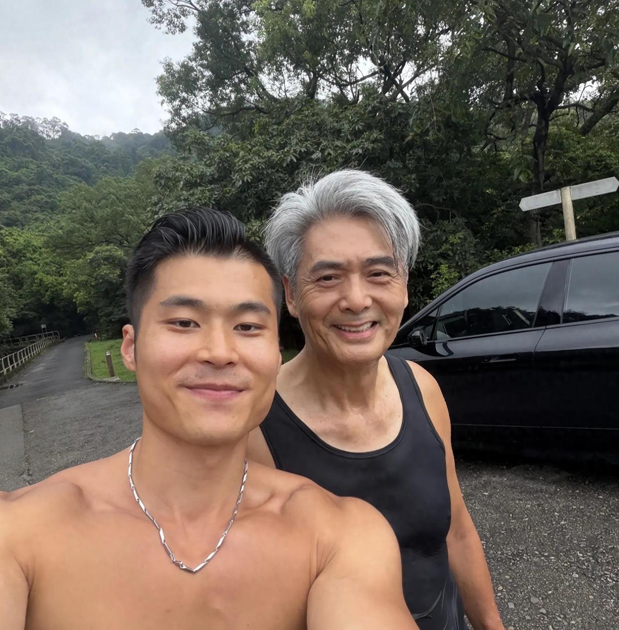 71岁的周润发在香港山上跑步时被路人偶遇了，只见他穿着一身黑色的运动装，跑得满头大汗。