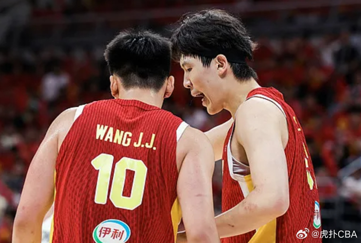 中国男篮今晚大名单：胡金秋&胡明轩回归，杨瀚森缺席

中国男篮今晚对阵新西兰男篮大名单出炉：

廖三宁、赵继伟、李弘权、庞峥麟、胡金秋、朱俊龙、李悦洲、赵嘉义、贺希宁、焦泊乔、胡明轩、王俊杰。

今晚19：30，中国男篮第三场热身赛将对阵新西兰男篮，杨瀚森已经回归中国男篮训练，但今晚不会出 ​