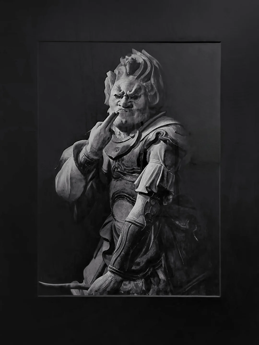 这哥们感觉手里缺根华子……