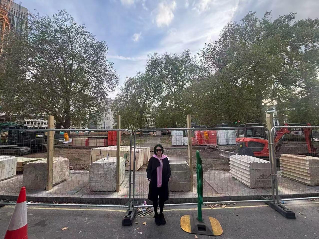 小S去伦敦看了大S的纪念长椅😭😭刚好碰到公园整修😭

「太多跟我姐在英国的回忆了啦！珊，真的好想你～」

「我自己幻想我姐可能是怕我坐在长椅上大哭不走，所以有了这个安排，结果喝了酒还是哭了😮‍💨」

「难得来伦敦，最想做的事就是去看粉丝们为我姐订制的纪念长椅，结果卡文迪什广场公 ​