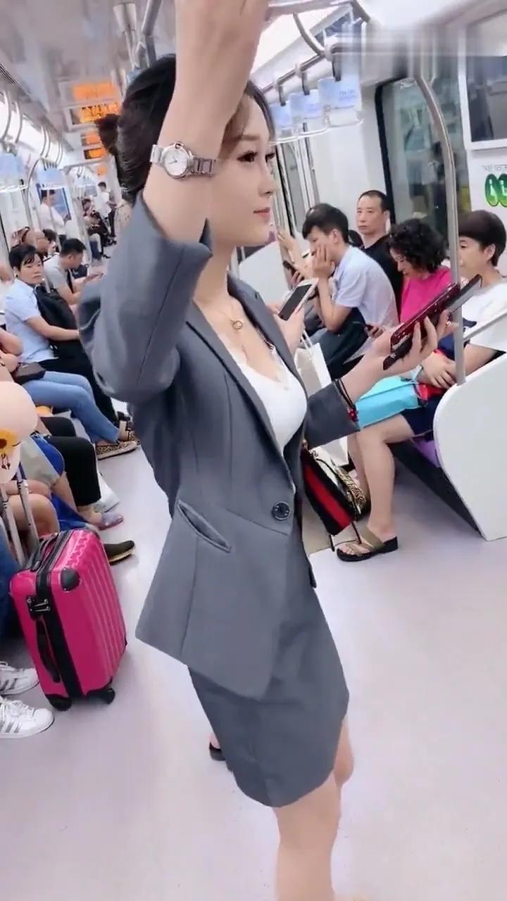 下班后的职场美女，太有气质了