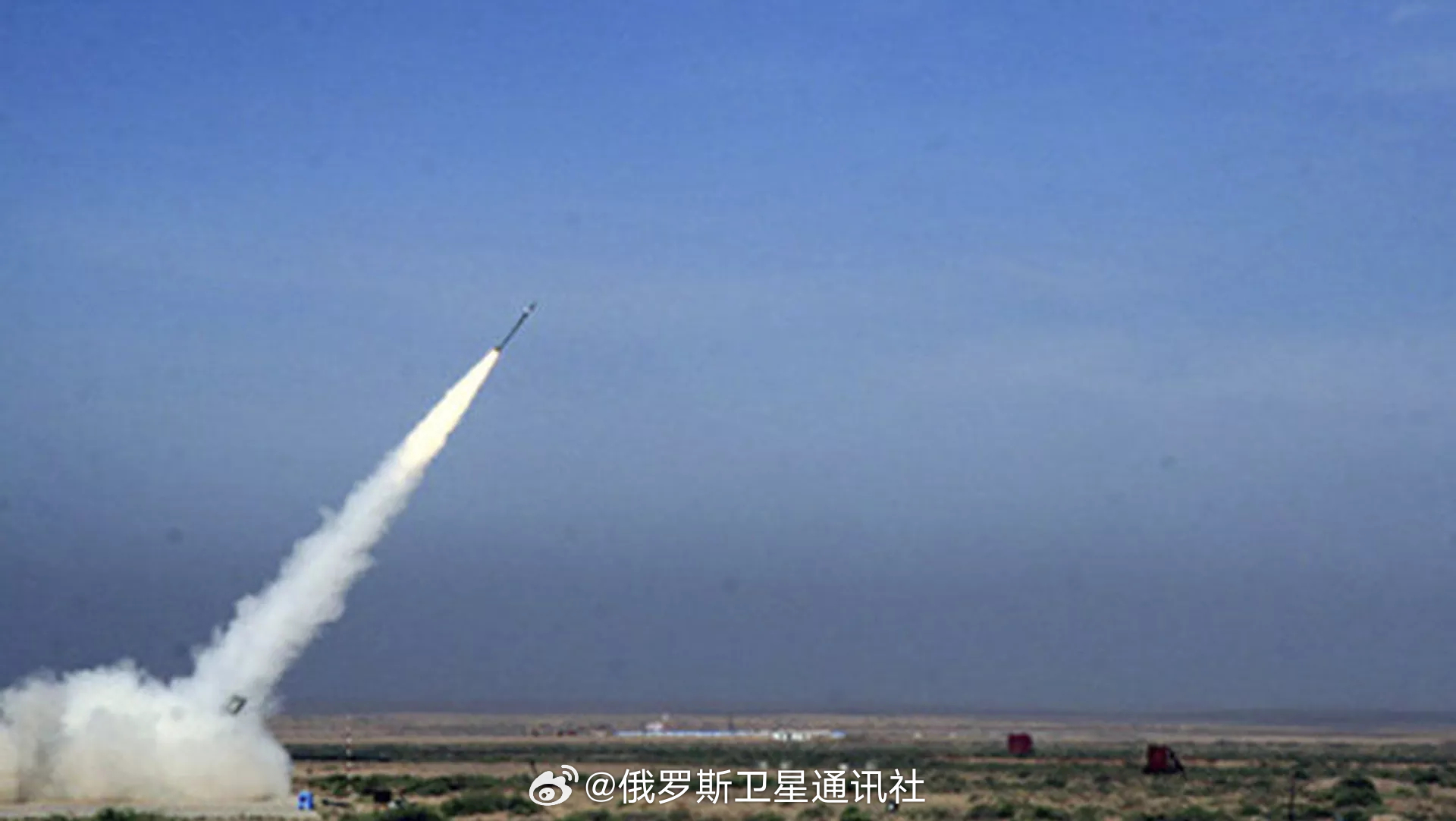 【美媒：#中国研制出首款可击落空中目标高超音速滑翔飞行器#】据西方媒体报道：“中国军方已研制出可发射空空导弹的高超音速滑翔飞行器，这种改进旨在对某些特别重要的目标构成威胁，比如数千英里外的空中指挥机。”#中国军事[超话]# 西方媒体解释称，这种滑翔飞行器是能够在大气层中机动以到达目标的 ​
