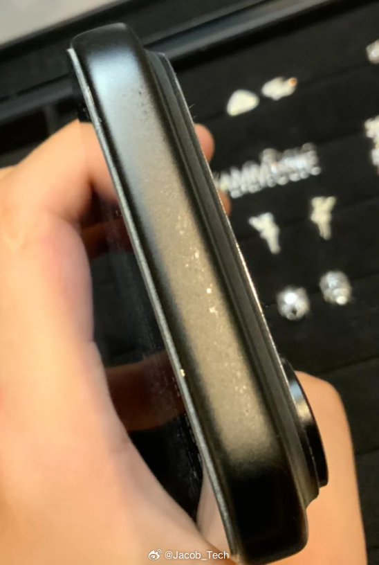 好好好，iPhone18Pro这个黑色是好看哈
可是掉漆也是真的快...这才用了多久啊？
#iPhone[超话]# ​