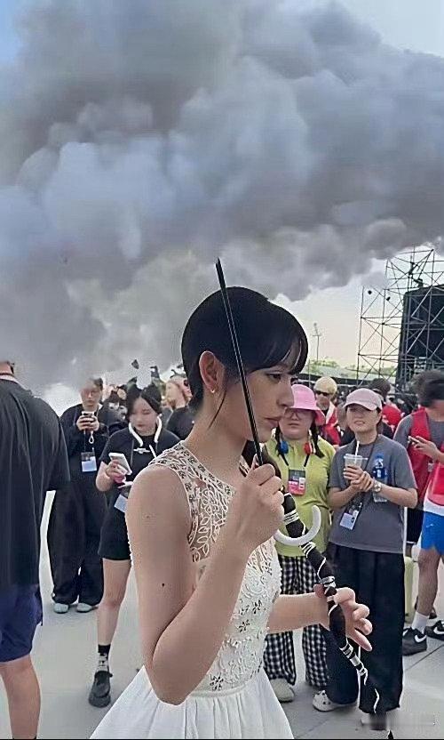 田曦薇这把伞 有点东西啊！ ​