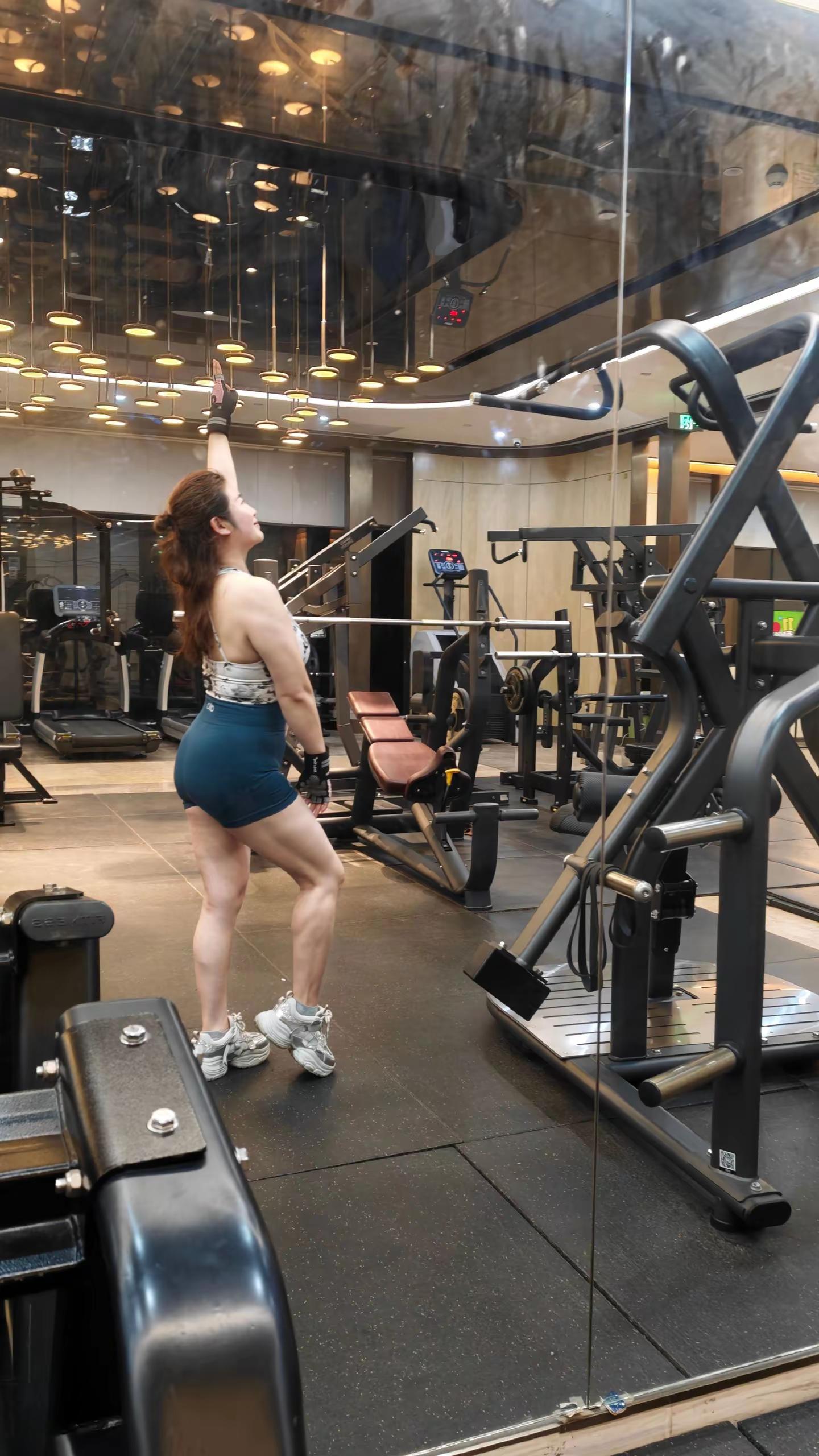 骑最燃的车，练最翘的臀！💥和闺蜜的运动日，双倍汗水，双倍快乐。任务完...