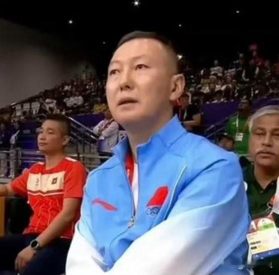 中国射击队的一位教练，因为在亚运赛场上和韩国前总统尹锡悦撞脸，在韩国网友间意外走红。
最有梗的还不是撞脸本身，是这背后的奇妙语境：一个教打枪的人，长相偏偏像那位遭弹劾下台的前总统。
韩国网友的评论区怕是比赛场还要热闹，
教练在台上教人怎么瞄准，那张脸却莫名让人联想到了政治靶子。
亚运赛场向来不缺各类