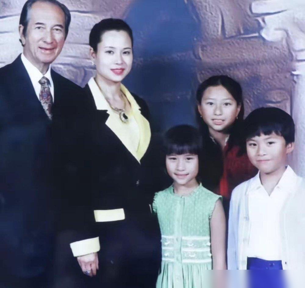 72岁陈婉珍往那一坐，气色红得发亮，谁还记得半年前她还得人搀着走。
何超莲晒的庆生照，老太太坐主位，瘦了，精神了。跟守病房那会儿比，像换了个人。
可你扒扒她名下的东西，布力径大宅、石澳洋房、凯旋门高层，哪一样不是十几亿的硬货。光收租，一年就是天文数字。
赌王家里争产争得鸡飞狗跳，她愣是不吭声，