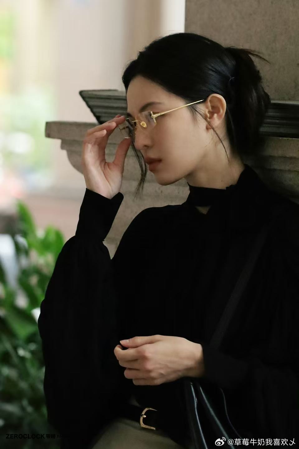 #钟楚曦这样的才叫审美积累# 内娱很稀缺钟楚曦这种，懂得挖掘自身优势，妆造穿搭自成一派，审美积累的成果一眼就能看见。#贝儿化妆师造型师是鲍蕾# ​
