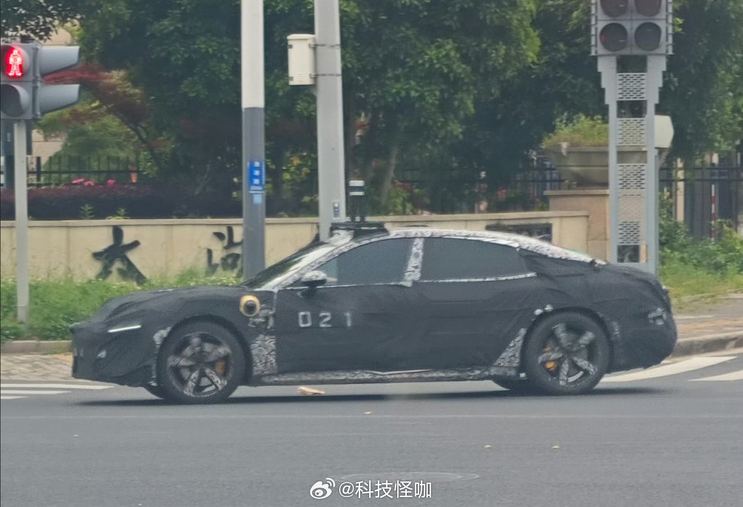 小米用户出息了，以后可以有年轻人第一台豪华行政车  #小米SU9LUX商标公告# ​