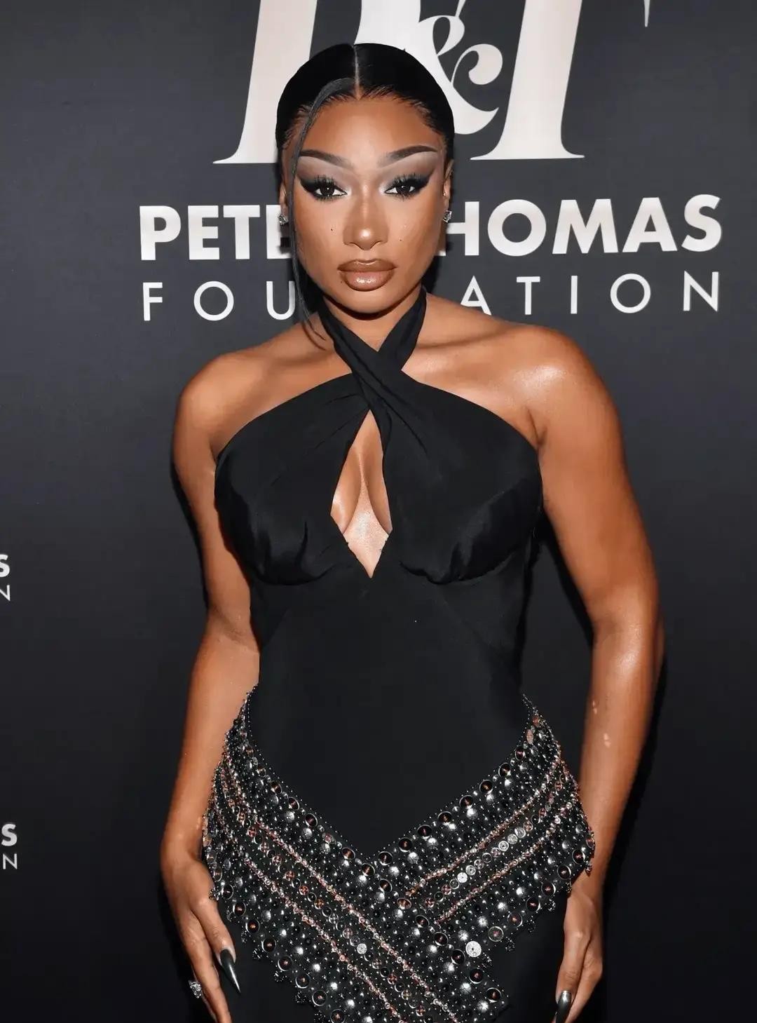 克莱·汤普森这操作真把我看傻。 三届格莱美得主梅根当女友，人美歌红还死...