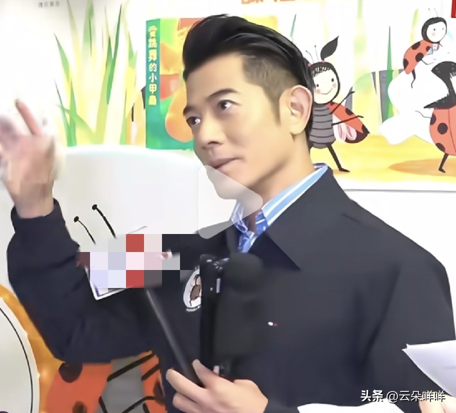 提起三女儿，郭富城满脸幸福！方媛当初说的话，郭富城真的做到了！10月16日，郭富城参加护苗基金幼儿课程发布会，他在接受采访的时候，提起三女儿，脸上幸福的笑容就藏不住了！他说三女儿会站着摇手跳舞，然后郭富城自己还学了起来！现在他家三公主已经会走路了，但是还不熟练，走几步就要坐在地上。

10月22日，