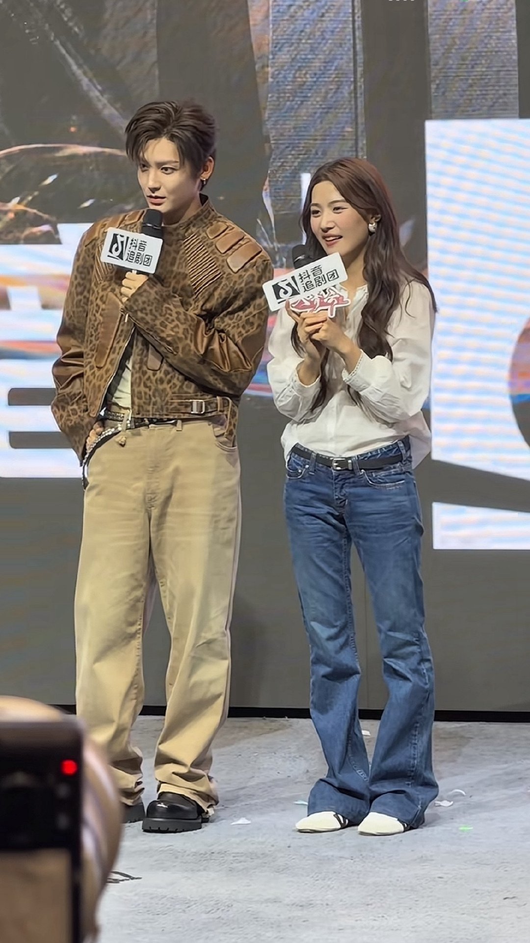 和侯明昊剧宣，卢昱晓怎么穿了双袜子就上台了，你觉得他俩有cp感吗？ ​