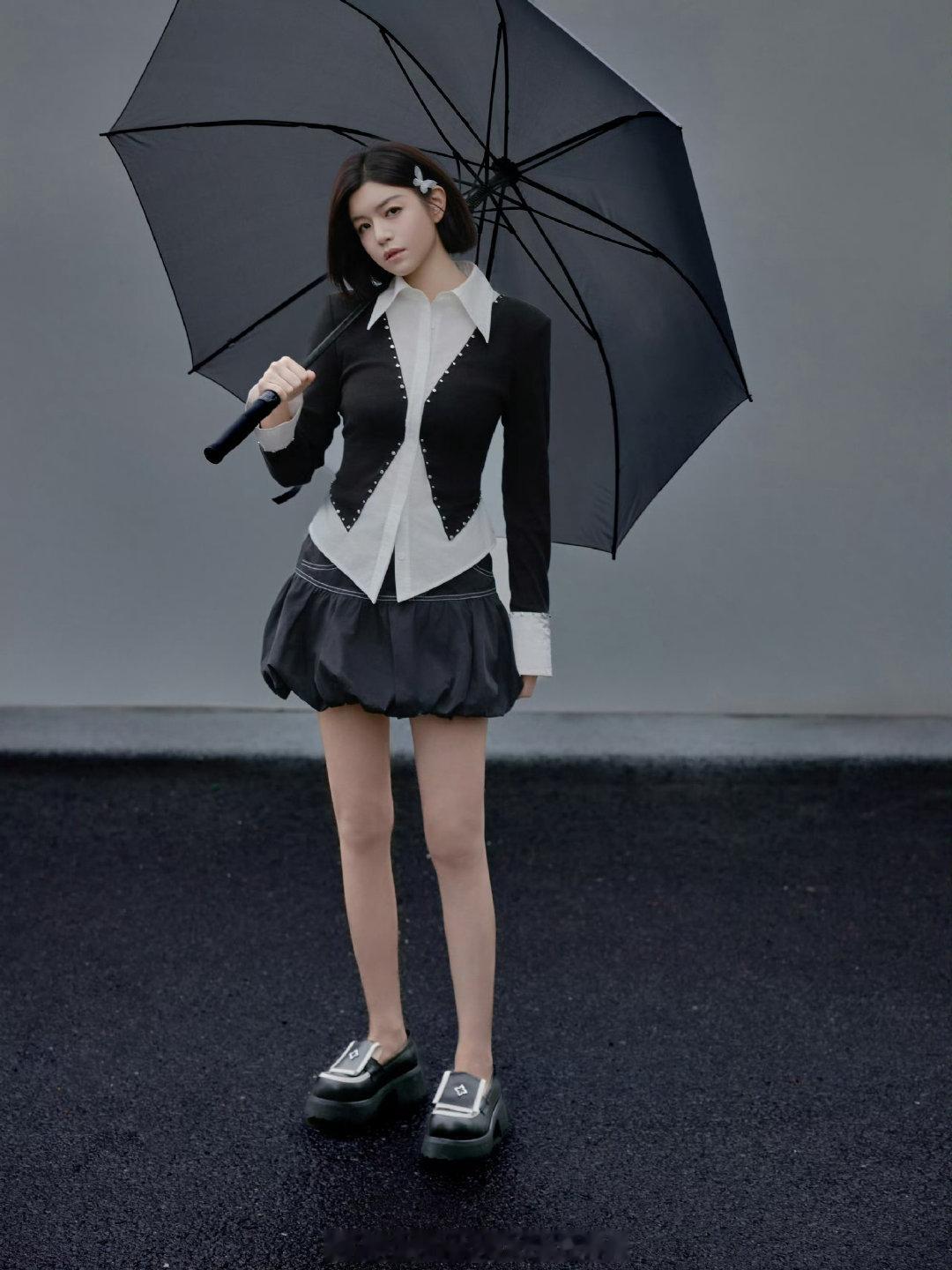 #妙不柯妍[超话]##michelledaniel# 主题：伞
2025年，五月初的南昌🌧️+☔，他在赣州
2025年，五月中的无锡宇+☔，他们一起录zzdf3
2026年，十月初的巴黎的☔下，期待你的努力
以后有机会也可以被邀请来巴黎看秀。 ​ ​