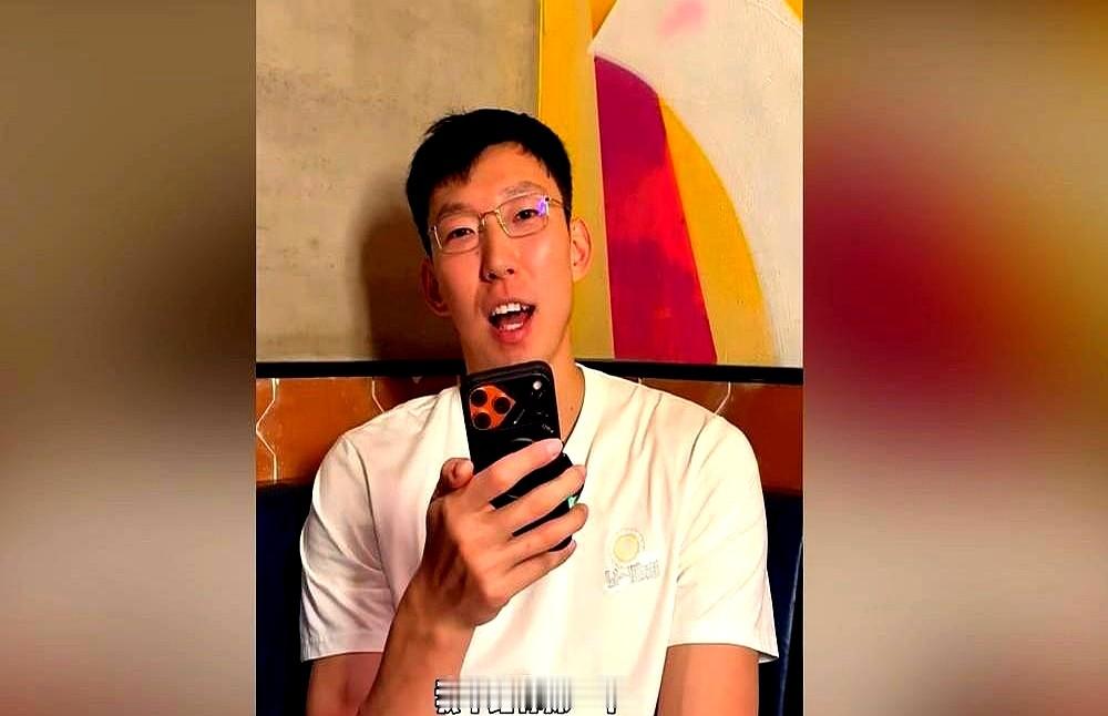 周琦没进国家队，一点不意外。

郭士强这次选人，只看两样东西：能不能扛着人上篮，能不能全场飞奔。名气、资历，通通不好使。

以前打阵地战，周琦是内线大闸。现在打法变了，要的是全队快攻闪电战，攻防转换慢一秒都不行。你看他之前比赛，场均14分，真撑不起核心的担子，跑起来也确实跟不上年轻人。

国家队现在