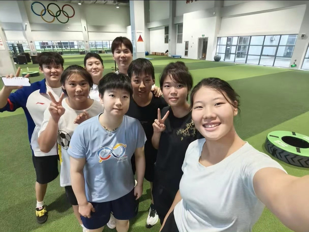 镜像一下才对味 咪猪我要把我指甲剪了[思考][期待][doge]

我发现有一只手悬空在窝女肩膀上[doge]胆子还是不够肥嘟嘟啊~

#QQ音乐生态首席代言人孙颖莎# ​